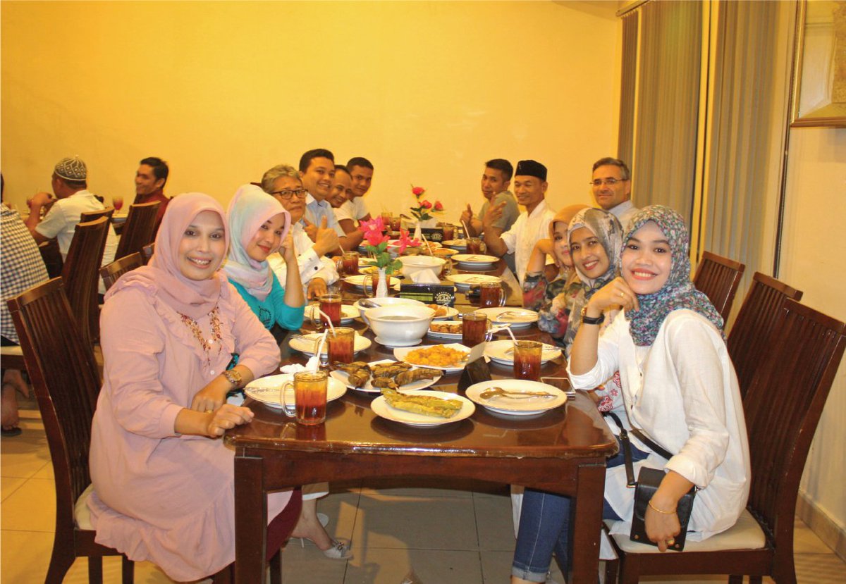 hermesaceh's tweet photo. Mr. Gregory Ernoult as BENCOOLEN International with Mr. Syafrial Munas and Management @hermesaceh in Banda Aceh #HappyBreakFasting https://t.co/dg3LR276II