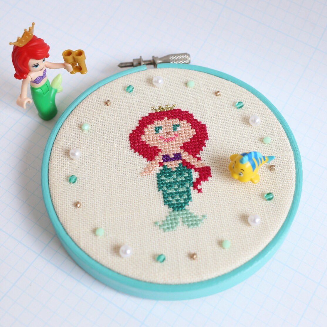 刺繍作家 宗のりこ 人魚姫 前回はデュプロとのコラボ 今回ディズニープリンセス レゴをお迎えしたのでレゴとのコラボでリバイバルアップ 小さなフランダーかわいいなぁ 図案は日本ヴォーグ社より発売中の クロスステッチ図案帖 に掲載されております