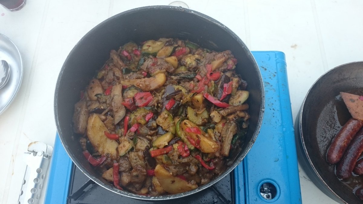 MotorPieten's tweet photo. Na alle gefrituurde aardappelen, gisterenavond gebakken aardappelen! 
Met groente en worstjes https://t.co/ohVKzYfc1R