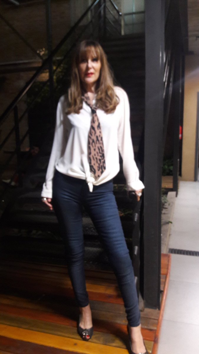 Sin dudas la camisa blanca es una prenda preciosista que no puede faltarte en tu guardarropa  #look #Chic <a href="/tedbodinoficial/">Ted Bodin Oficial</a>  #Showmatch2017