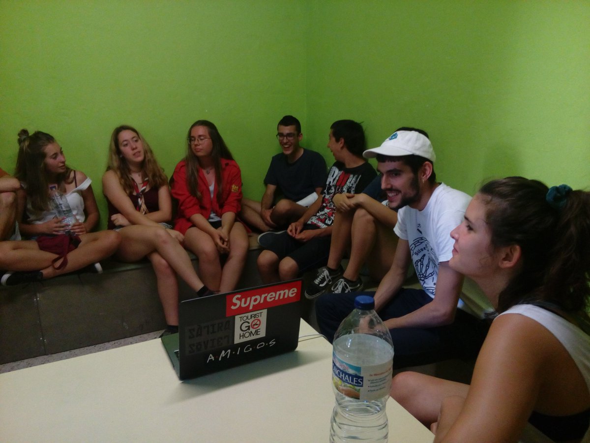 AccioEscolta's tweet photo. Pioners i Ròvers de l'@aerocafort van realitzar el 1r taller de #trapfeminista amb el grup @LASVVITCH! 🙅🔊🎶 https://t.co/tHSdE6kyta #somdecau https://t.co/0nJ6MNrMvY