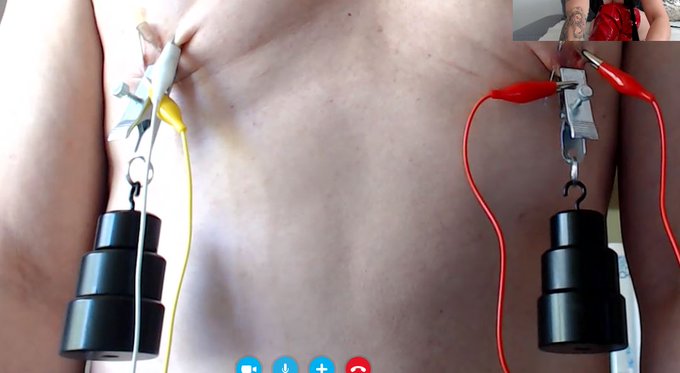 Wer m&ouml;chte auch mal so "nett" von mir behandelt werden?! ;) Ich liebe sadistische Spielchen, mit Strom<a href="/tag/giantess"class="tags"><span>#giantess</span></a><a href="/tag/giantessfetisch"class="tags"><span>#giantessfetisch</span></a>