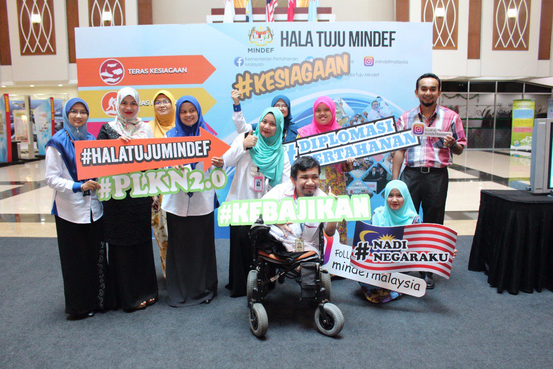 MINDEFMalaysia's tweet photo. Photo Booth #HalaTujuMinDef dipenuhi Bahagian Akaun yang bergambar kenangan di Foyer Wisma Pertahanan. https://t.co/BjWTXoTYRt