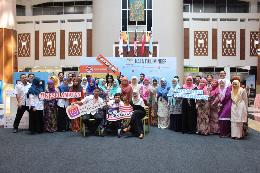 MINDEFMalaysia's tweet photo. Photo Booth #HalaTujuMinDef dipenuhi Bahagian Akaun yang bergambar kenangan di Foyer Wisma Pertahanan. https://t.co/BjWTXoTYRt