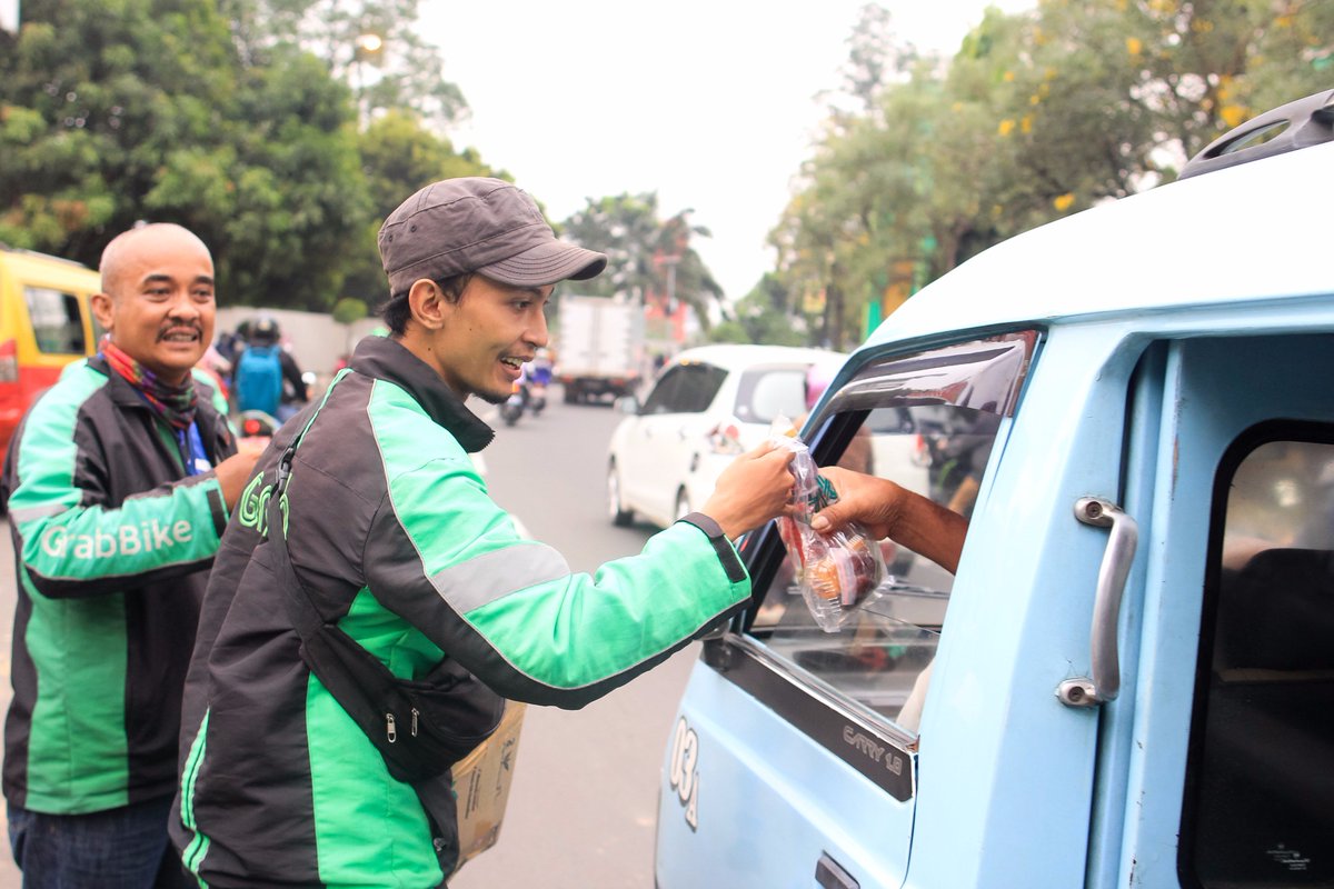 GrabID's tweet photo. Biarkan masalah yang dulu menjadi masa lalu. Waktunya kita saling berdamai dan #MelangkahMaju. Karena satu kebaikan, mengubah banyak cerita. https://t.co/RhxXeHAVTJ