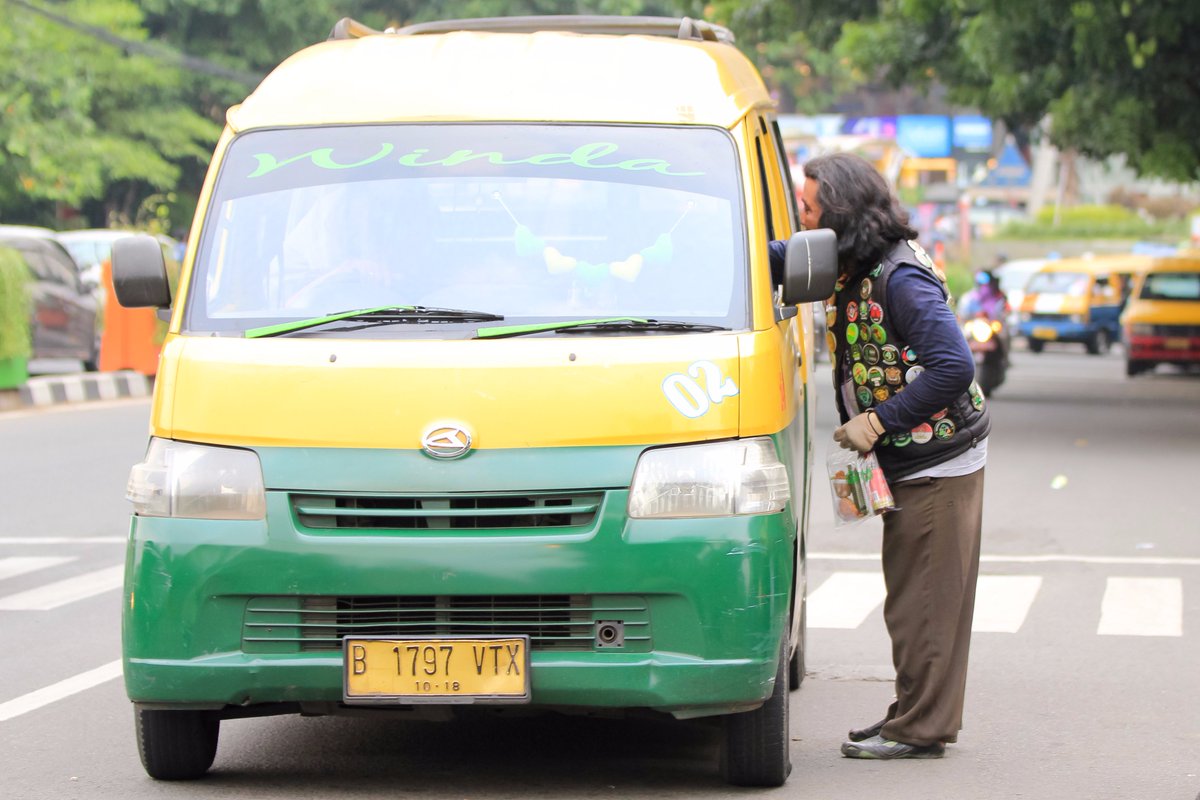 GrabID's tweet photo. Biarkan masalah yang dulu menjadi masa lalu. Waktunya kita saling berdamai dan #MelangkahMaju. Karena satu kebaikan, mengubah banyak cerita. https://t.co/RhxXeHAVTJ