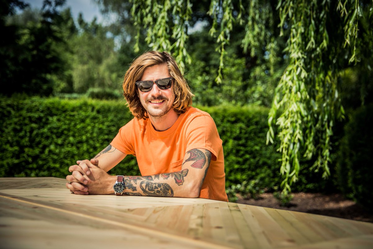 Davey, winnaar van #DeMol, veilt zelfgemaakte designtafel voor 12-12. Bieden maar! bit.ly/2rghBX4 #Hongersnood1212