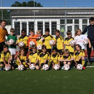 catteam's tweet image. Blog: Tag1: Kind 1 braucht neue Trikots. Abstimmen. pop64.com/unentschieden/…