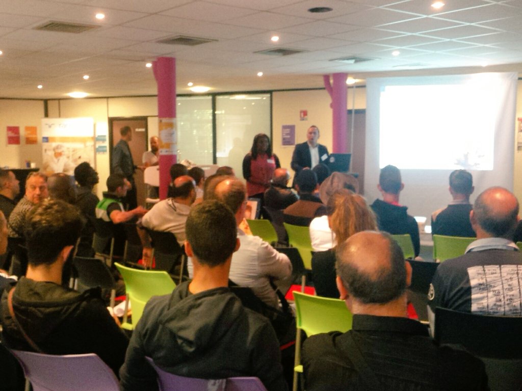 MiE_Roubaisis's tweet photo. Ce matin, ticket pour l emploi spécial  logistique @MiE_Roubaisis @roubaix. Questions avec les entreprises et organismes de formation. https://t.co/aa1vwMpFVE