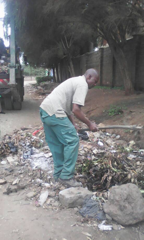 NRB_County047's tweet photo. Ongoing waste removal  along Chiefs Rd in Kawangware. #KeepingOurWord #BetterCityBetterLife @jmueke @KideroEvans  @BerylOkundi https://t.co/5XX8nAxCGh