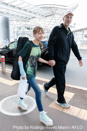 celeb247's tweet image. 本日13歳の天才シンガーソングライター、グレース・ヴァンダーウォールちゃんが初来日！17日には来日イベント、20日にはテレビ出演が予定されているんだそう♪ #グレース初来日 #gracevanderwaal