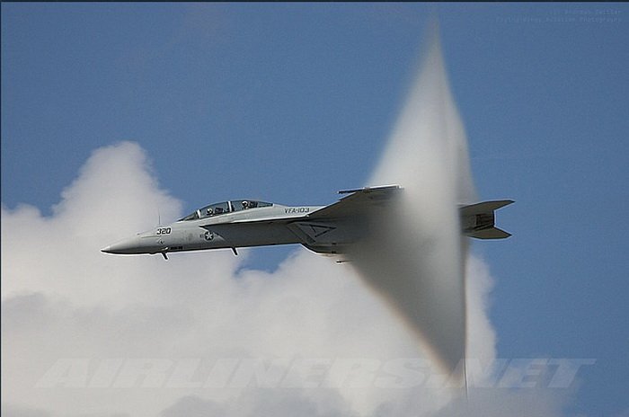 SinghaniaGautam's tweet photo. A jet traveling at the supersonic speed. #JetFacts https://t.co/z24idazwfv