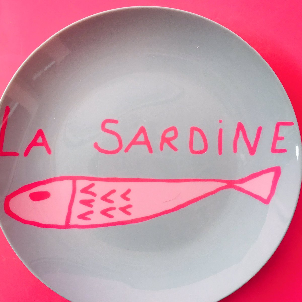 PoulettesBazar's tweet photo. Pour vos tables estivales #assiettes #vaisselle #sardines #poulettesbazar #madeinfrance #commandespeciale #tabledecor #designplate https://t.co/qbDJTwbUqL