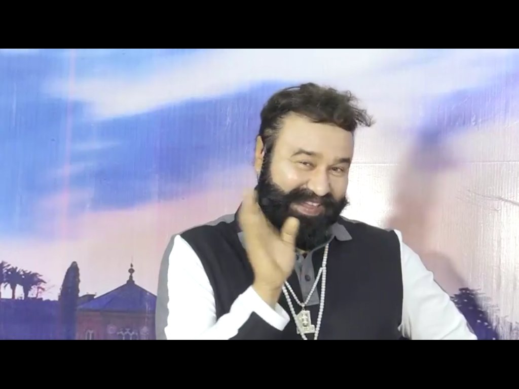 spotted_moon_'s tweet image. Any1 noticed d mind blowing expressions😍 of @Gurmeetramrahim in last FB live Video?
He is just Outstanding 👌
@insan_honey
#FunSessionWithFDD
