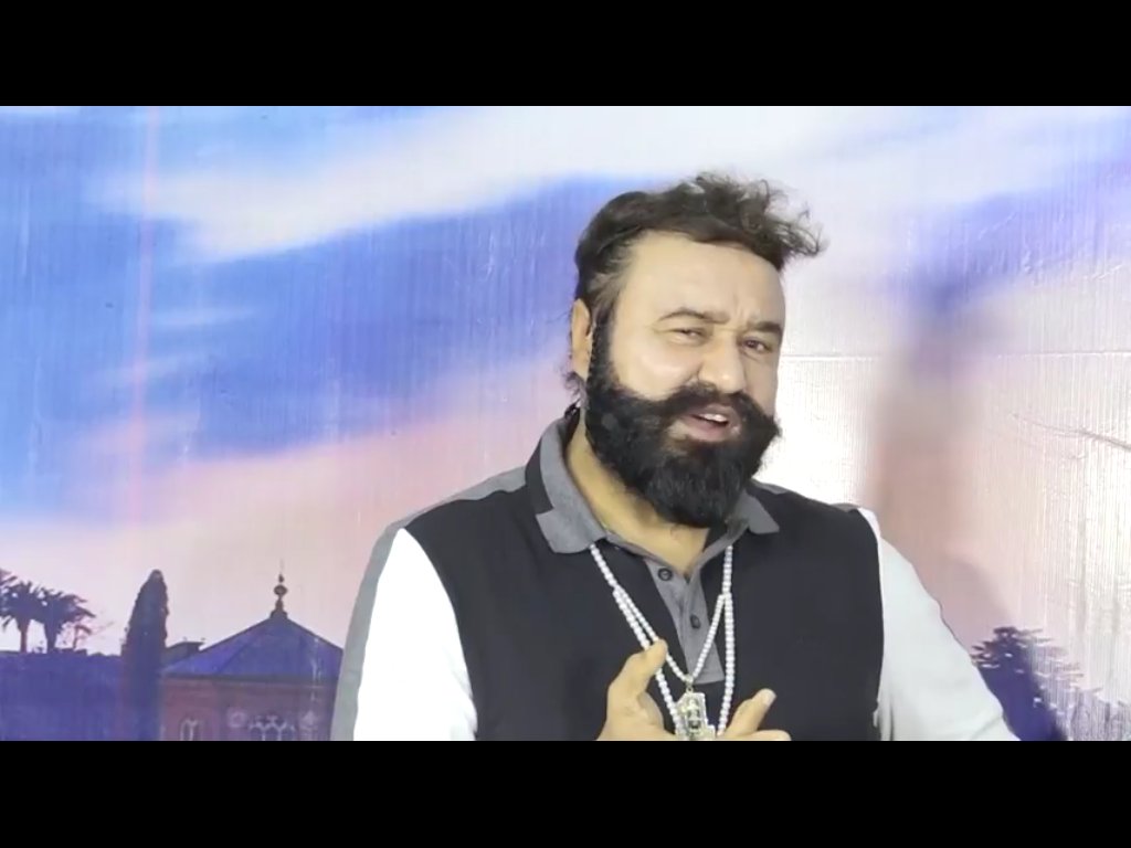 spotted_moon_'s tweet image. Any1 noticed d mind blowing expressions😍 of @Gurmeetramrahim in last FB live Video?
He is just Outstanding 👌
@insan_honey
#FunSessionWithFDD