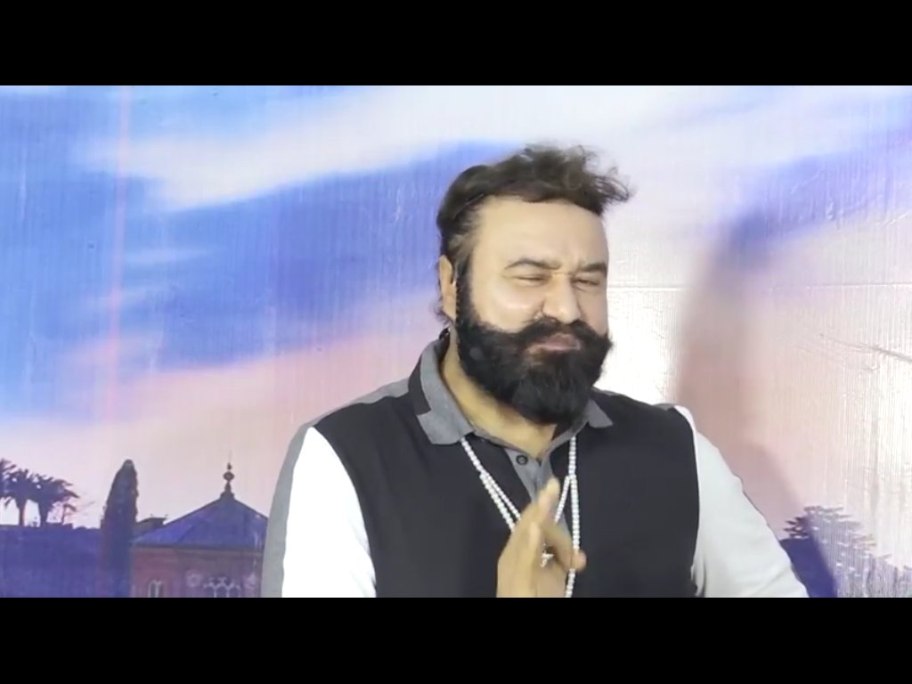 spotted_moon_'s tweet image. Any1 noticed d mind blowing expressions😍 of @Gurmeetramrahim in last FB live Video?
He is just Outstanding 👌
@insan_honey
#FunSessionWithFDD