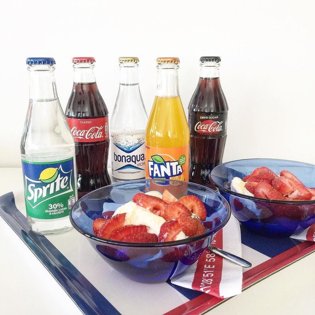tuulaslife's tweet photo. Jäätelö- ja juomahetki 🍓🍓
#icecream and #drinkmoment #ihanat #pienet #pullot #lovely #bottles @bonaquasuomi #bonaq… https://t.co/zKcigk85ik https://t.co/uR19uUFKvN