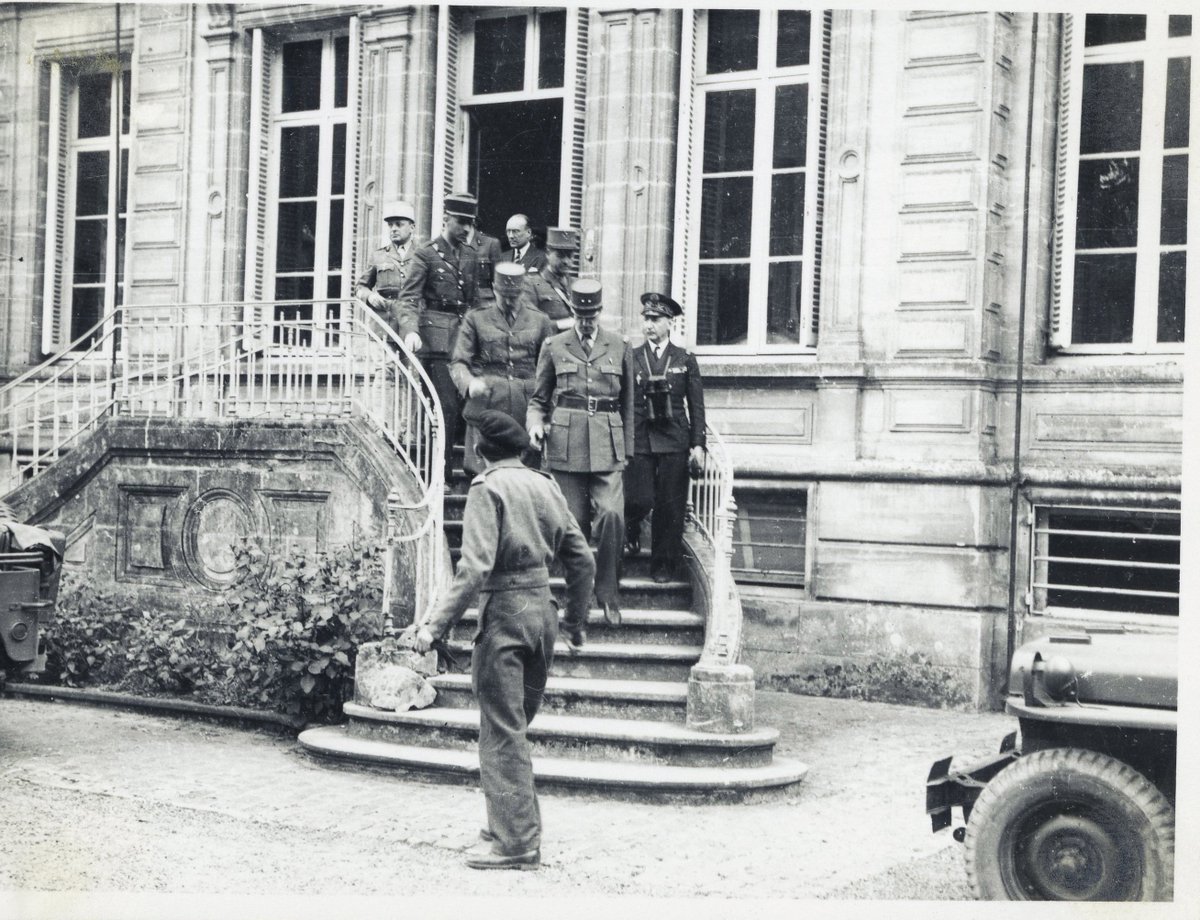 Prefet14's tweet photo. 14 JUIN 1944 Charles de Gaulle revenait en #France. La population lui réserva un accueil triomphal !
#Bayeux #isigny https://t.co/HvpYYtWPqw https://t.co/SPJPNZgzgq