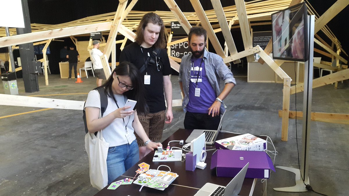 ivapb's tweet image. Team ready! and first curious are playing with @littleBits #codekit if you feel inventor, come and visit us at booth 4 #sonardplus