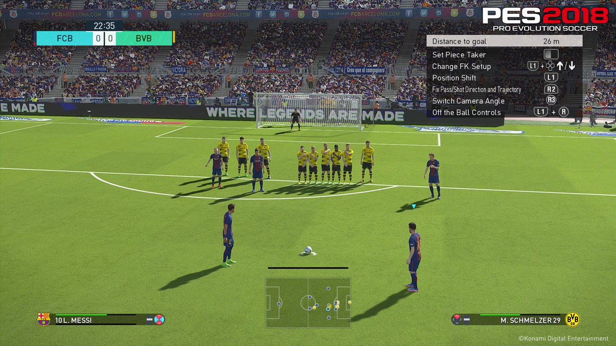 #PES2018 pake sistem free kick baru. Sekarang player bisa ganti view kamera buat dapetin angle terbaik, caranya dengan pencet R3.