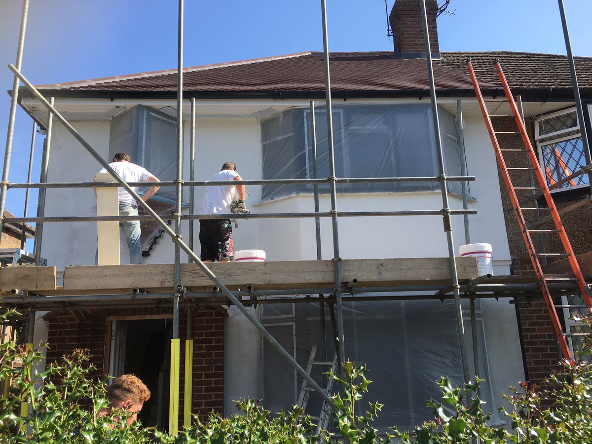 PolarRendering's tweet photo. Little bit of spraying today in the sun. Licata+Greutol 1.5mm Rigirato not a bad top coat. #bennuspraysystems #licatagreutol #rendering https://t.co/15FzVCTzzt