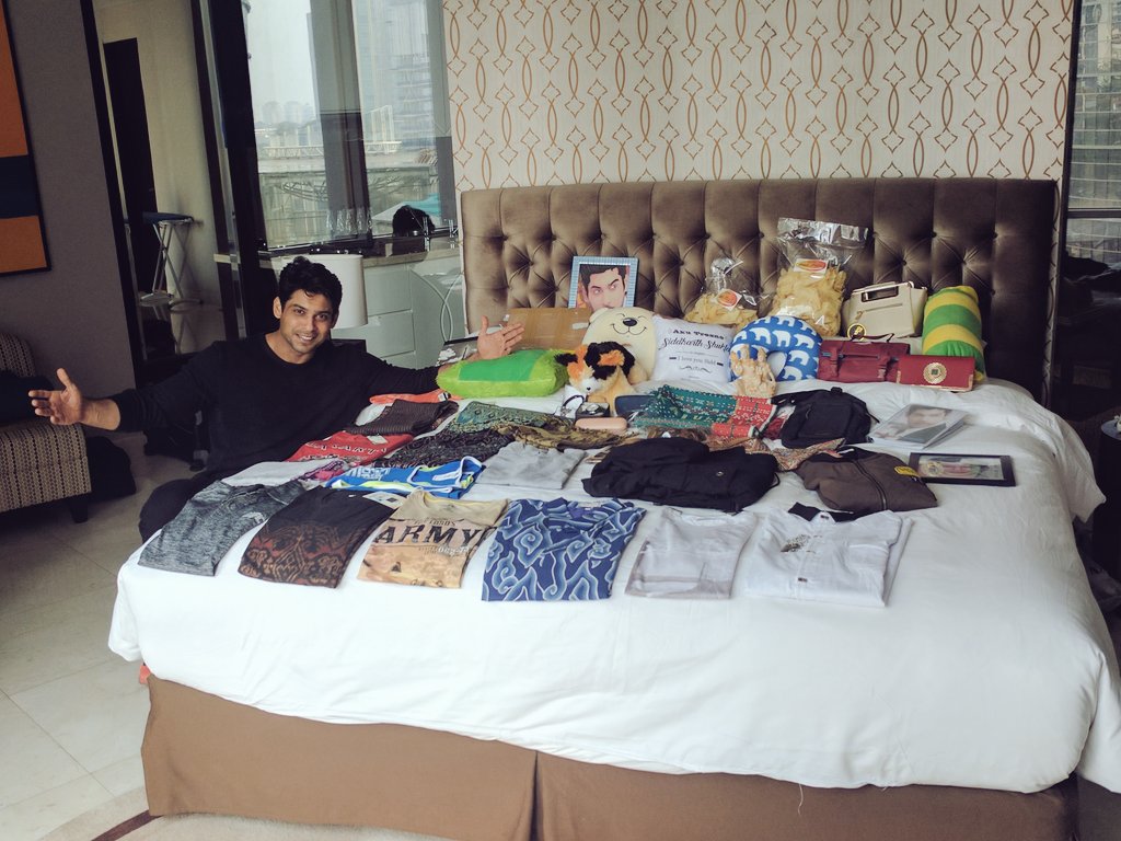 sidharth_shukla's tweet photo. Terima kasih banyak atas hadiahnya. Saya sgt menyukai hadiahnya Dan tersentuh oleh  Surat yg sudah dikirimkan. Terima kasih banyak 💘 https://t.co/y8bYE8oCIv