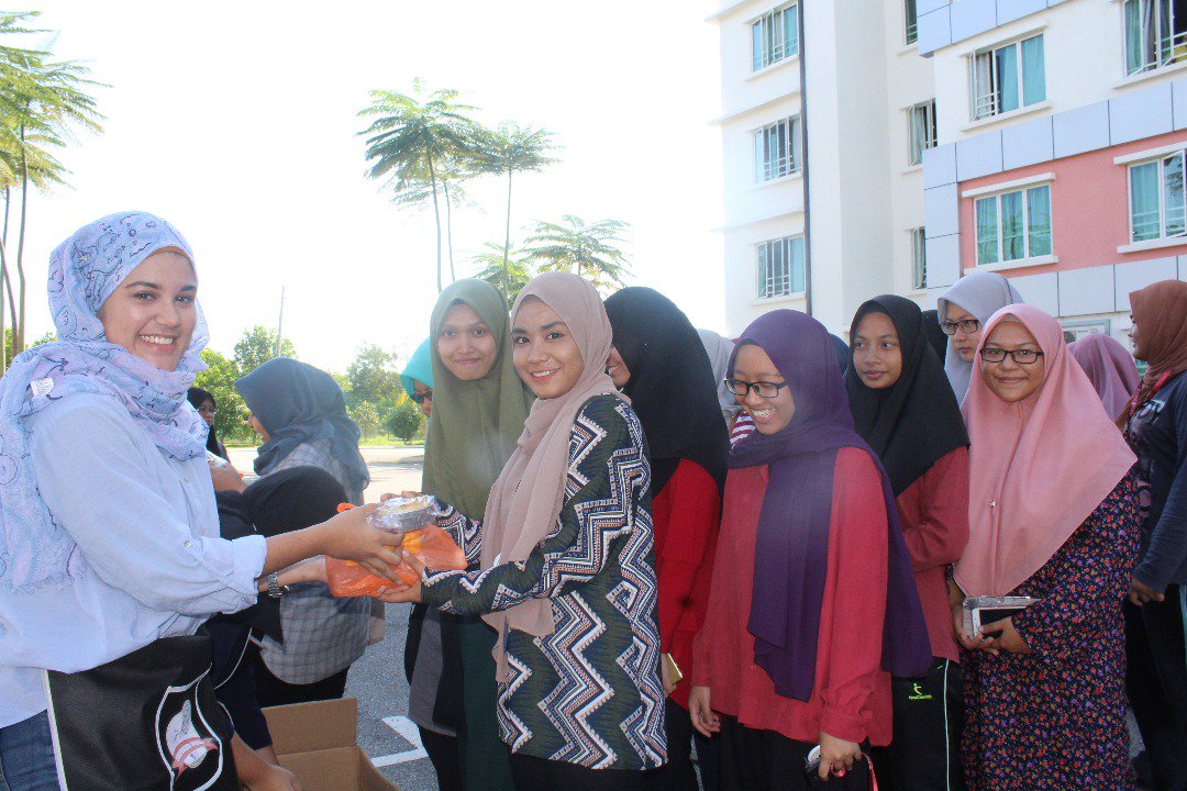 OfficialVIRAL19's tweet photo. @SuspendedMeal featuring @iprmsa_melaka. 

Distributing food for Iftar at Tun Sabariah College UiTM Kampus Alor Gajah.

#Masscomm #PRDegree https://t.co/STS74Dnvbh