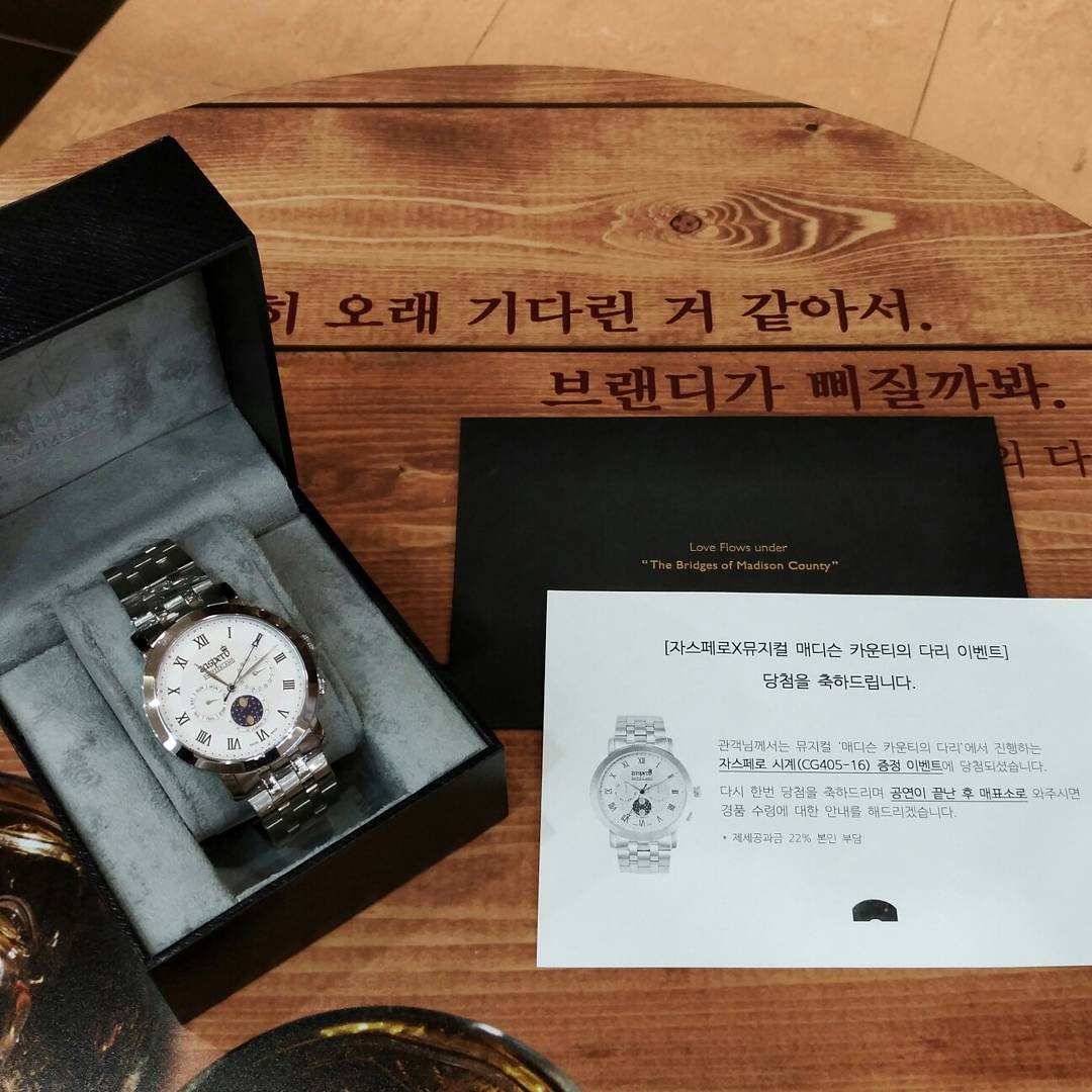 madisoncountykr's tweet photo. [#자스페로 X #매디슨카운티의다리]
6월 13일 화요일
첫번째 #행운의_1인 이 탄생하였습니다.

첫 행운의 추첨은 #캐롤린 #송영미 배우님께서 직접 해주었습니다.
다시 한번 당첨을 진심으로 축하드립니다.

앞으로 남은 2번의 기회에 도전하세요! https://t.co/Hbaszj3onO