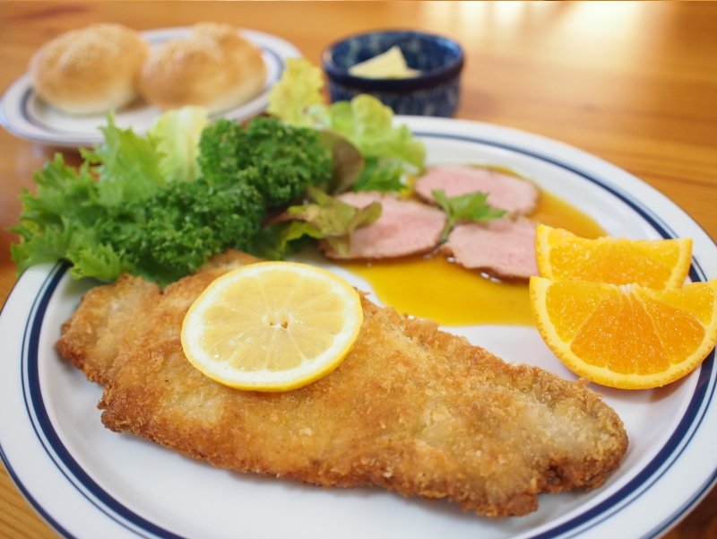 みーこ アイメリク様とのお食事を思い出しながら作ってみました オーケアニスシュニッツェル ローストカナール オニオングラタンスープ カイザーゼンメル っぽいもの Ff14