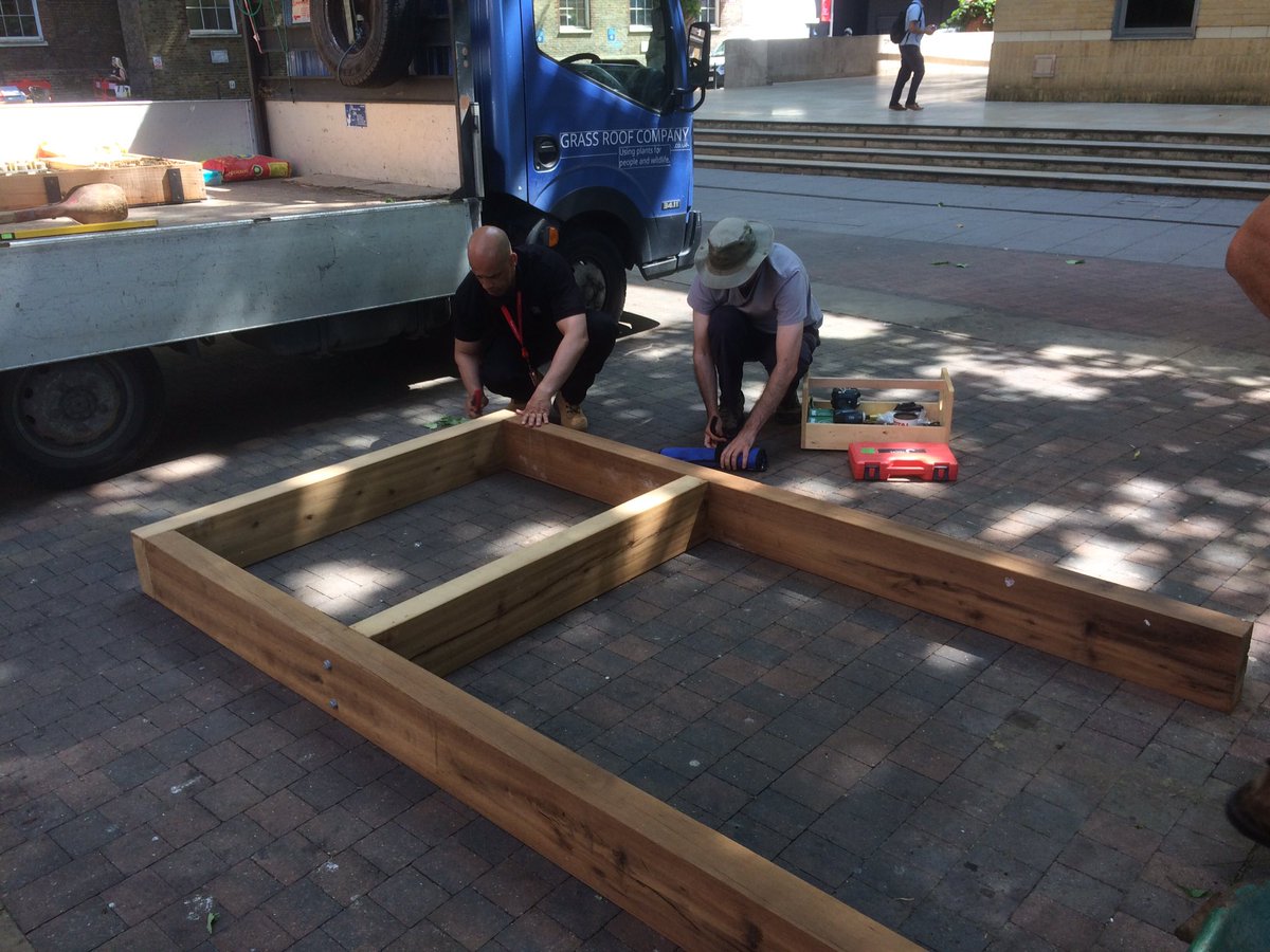 jackskillen's tweet image. Assembly of a new bee panel @KingsCollegeLon @atlondonbridge #GreenGrid @Whicheloe @greenroofsuk @BermondseyBees
