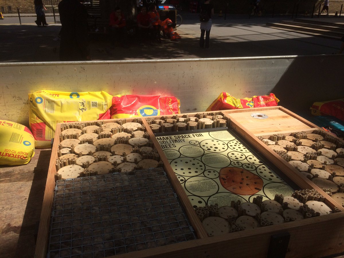 jackskillen's tweet image. Assembly of a new bee panel @KingsCollegeLon @atlondonbridge #GreenGrid @Whicheloe @greenroofsuk @BermondseyBees