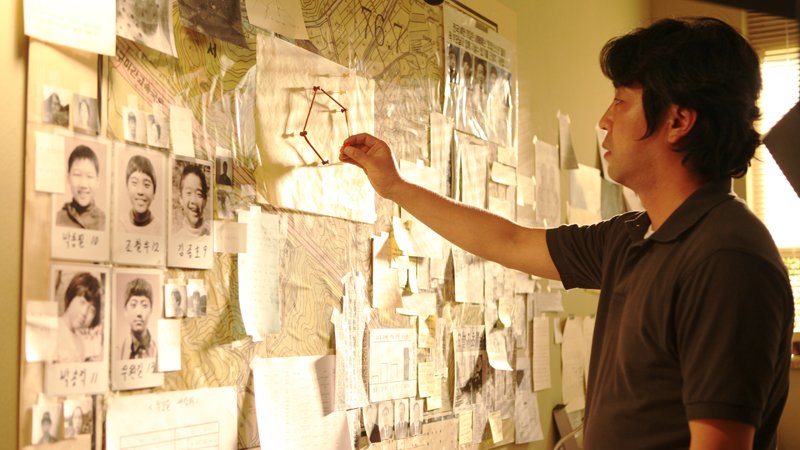 Netflix Japan ネットフリックス 1991年 韓国 統一地方選の早朝 カエル を捕りに行く と出かけた5人の小学生男児が行方不明に 4年後 Tvプロデューサーは 大学教授の犯人像プロファイルに着目 被害者少年の両親に疑惑の目を向けるが パク
