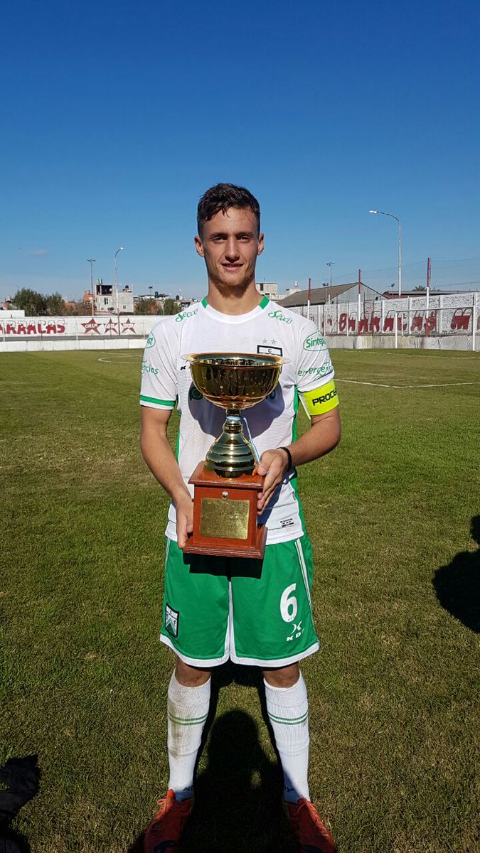 SC_ESPN's tweet photo. El capitán junto a la copa: Mariatti, quien metió el último penal, festejó el título de @FerroOficial en Torneo de Reserva de Ascenso. https://t.co/gvFRsJgZ72