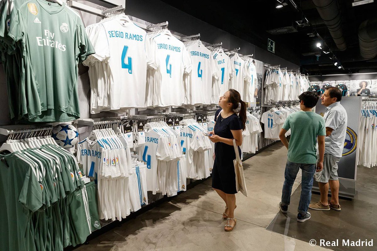 Suasana di toko Adidas di Estadio Santiago Bernabeu, Madrid.