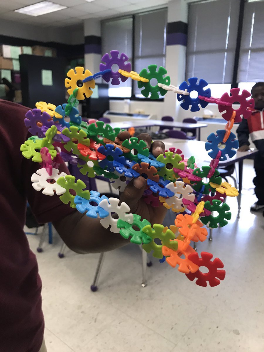 MrsTroxclair's tweet image. The students are having fun creating during our STEM time! #ipsbproud