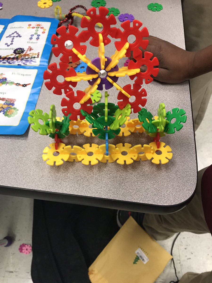MrsTroxclair's tweet image. The students are having fun creating during our STEM time! #ipsbproud
