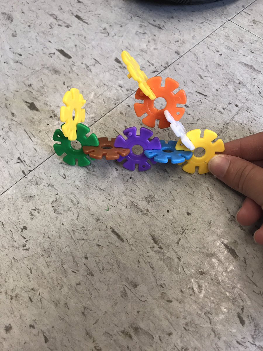 MrsTroxclair's tweet image. The students are having fun creating during our STEM time! #ipsbproud
