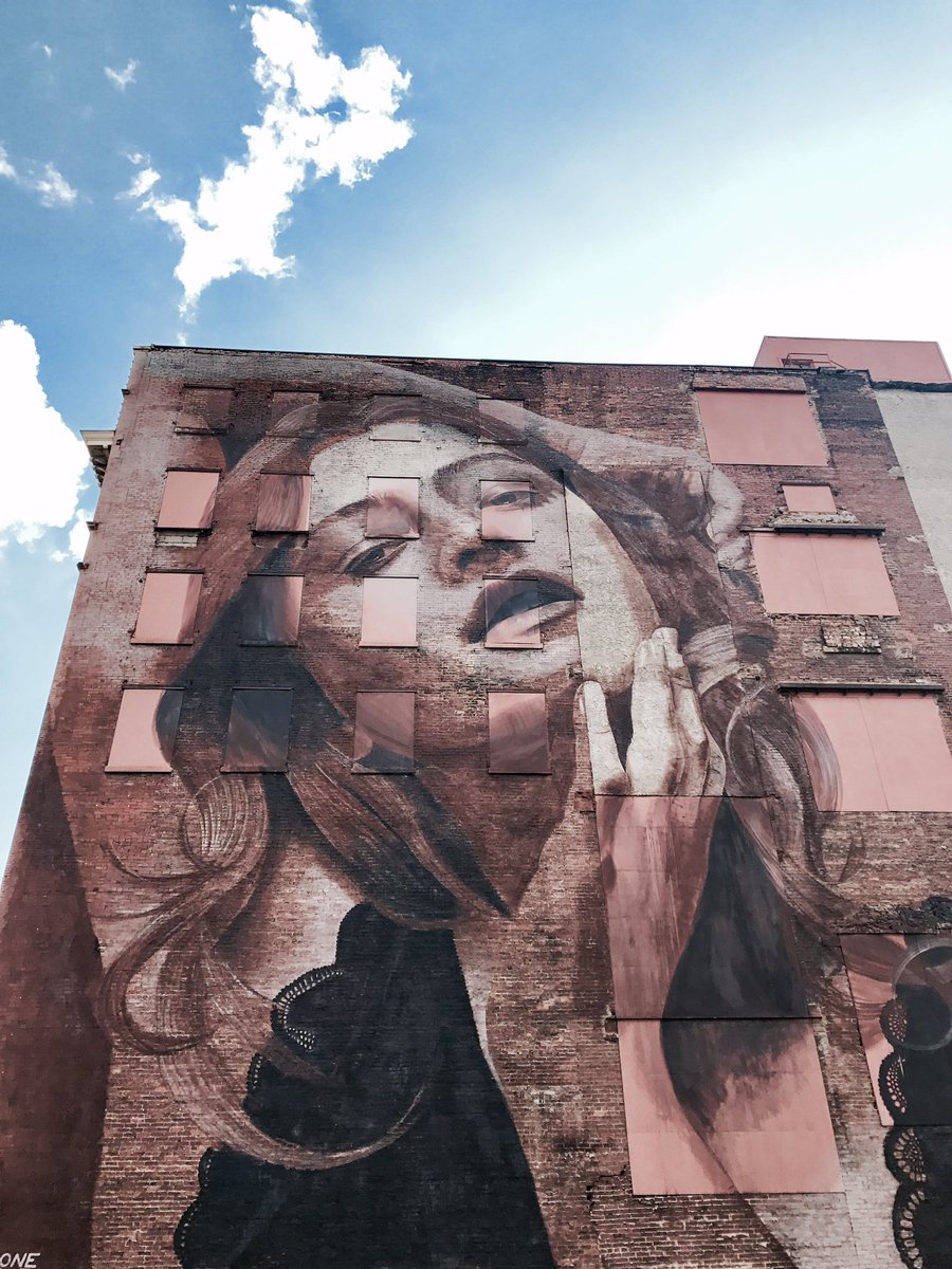 Perks of working in a city full of creatives 👌 This mural was done by artist #RONE and organized by <a href="/NashvilleWallsP/">NashvilleWallsP</a> and <a href="/CustomGibson/">Gibson Custom Shop</a>