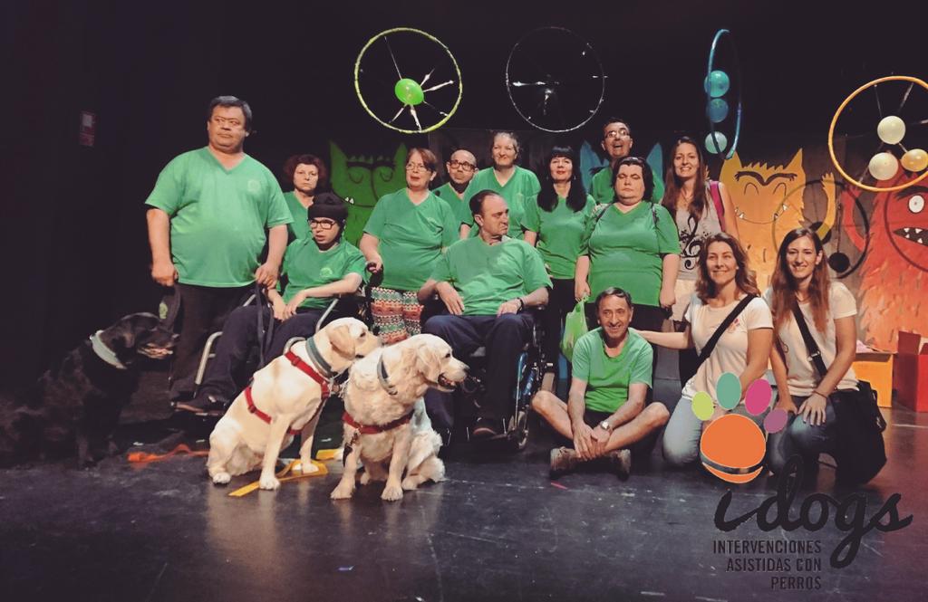 asociacionidogs's tweet photo. Esta semana #MonGran Alboraya nos ha invitado al teatro. Humanos y animales lo hemos pasado genial.
#idogs #perrosdeterapia https://t.co/gPIKQnGaUH