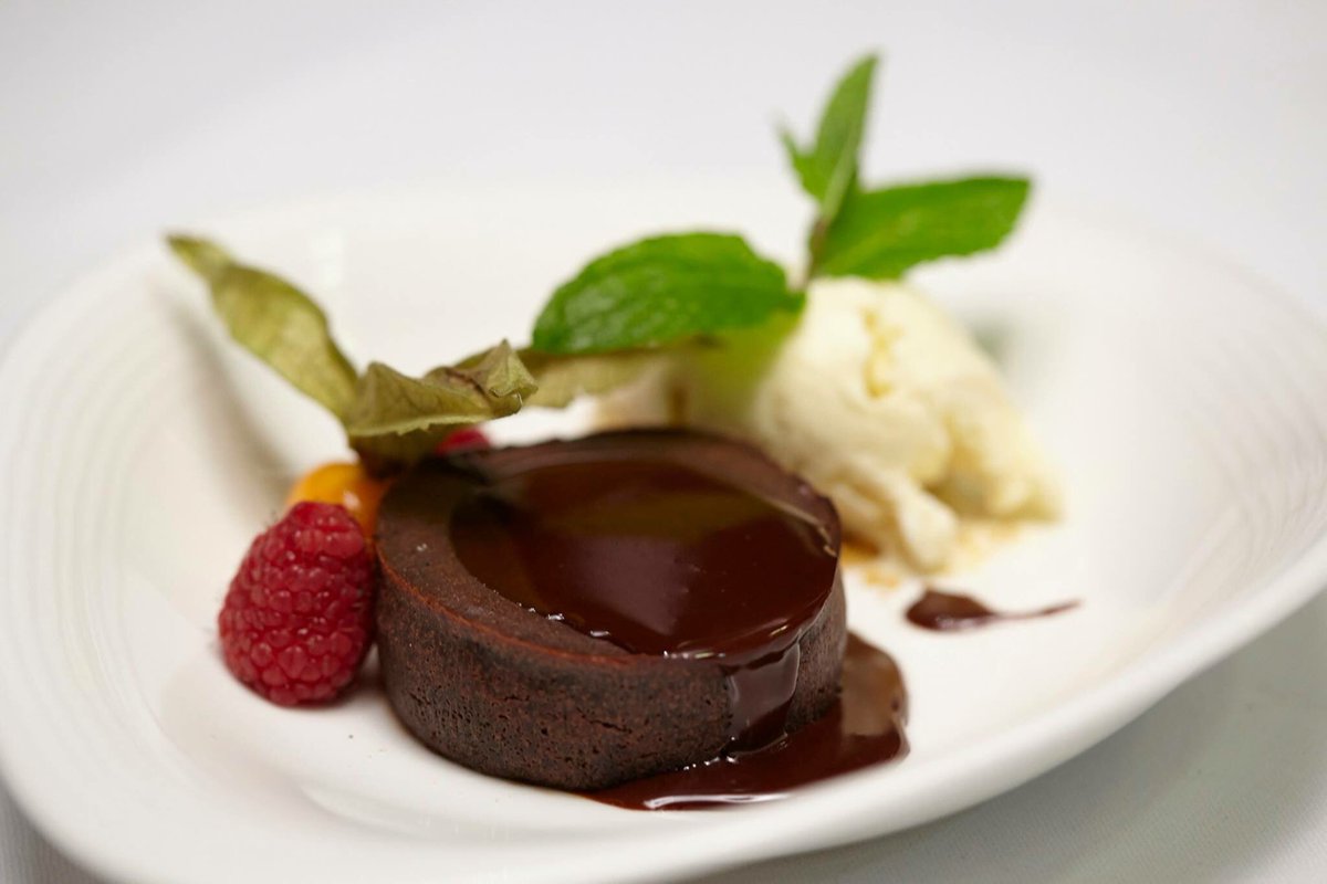 Hoy toca endulzarnos la tarde con nuestro coulant de chocolate 🍰🍴

#mentiderodelavilla #restaurante #madrid 
#foodie #instafood #gastrofood