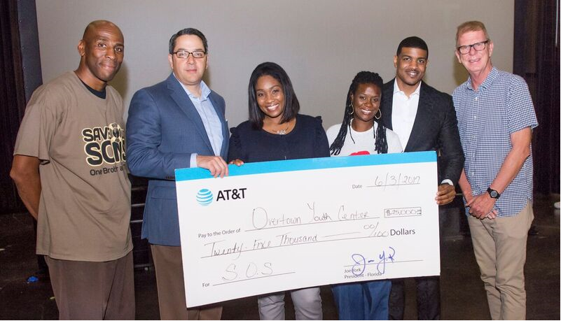 KellyStarling's tweet photo. AT&T Donates $25K to Overtown Youth Center https://t.co/fv7ukChgUu via @MiamiPatch https://t.co/Xww5ZwmpOx
