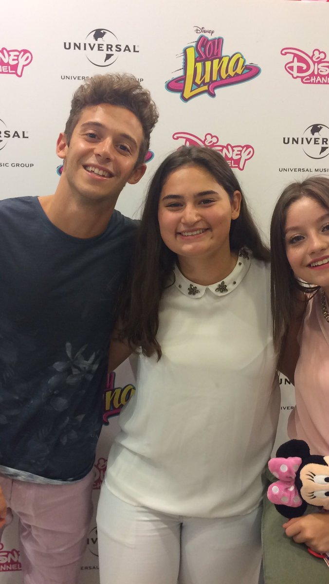 ruggerofw's tweet photo. Karol y Ruggero en el M&amp;G con fans en Milan 🇮🇹 @karolsevilla @_ruggero https://t.co/UXKRR0G4R7