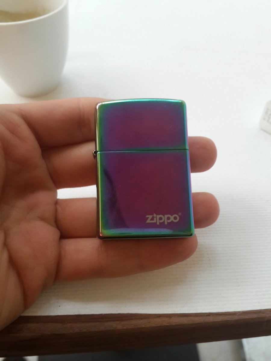 Gördükçe maziyi hatırlatan bi çakmak. Orjinal zippo.Kullanmıyorum.Pazar günü geceye kadar rt atan bi kisiye hediye etmek istiyorum. Ciddiyim