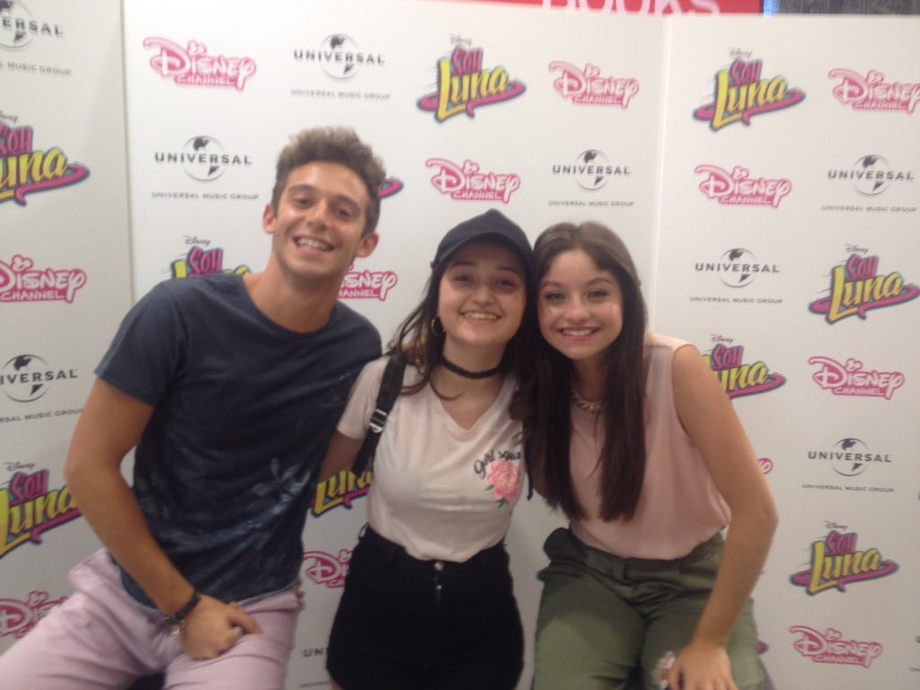ruggerofw's tweet photo. Karol y Ruggero en el M&amp;G con fans en Milan 🇮🇹 @karolsevilla @_ruggero https://t.co/IVlmqkMzAY
