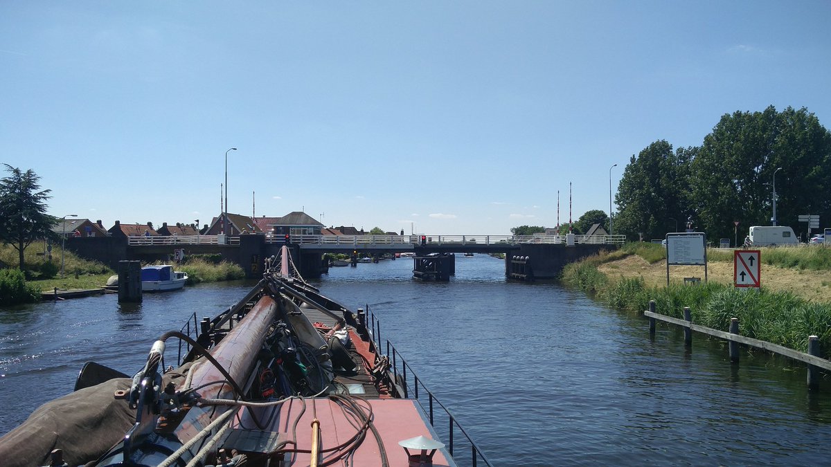 baaslisa's tweet photo. 5 minuten wachten voor de Weteringbrug. Aan de kant staat niet veel water, dus is het zwaard gestoken. Zo gaan we geen kant op. #vaarmee https://t.co/zukbhBtaeJ
