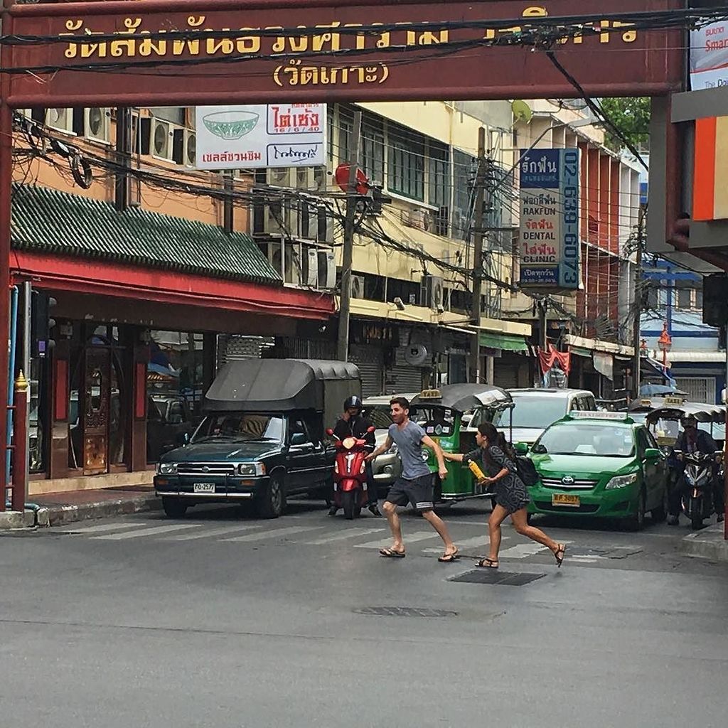 SoitoPaddy's tweet photo. #Bangkok dilemma - what to do when traffic light turns green and traffic starts to move...one wants to dash and other wants to go back. https://t.co/oQGScIyNmv