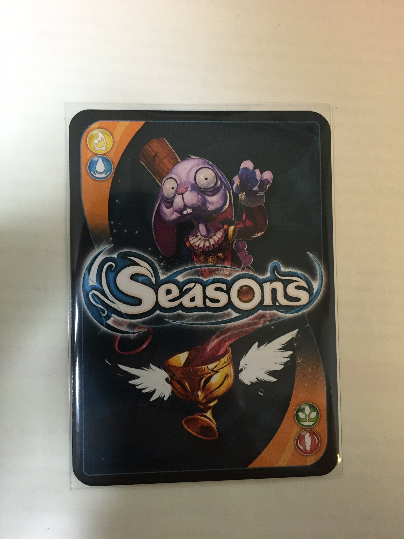 シロクマʕ ᴥ ʔ 十二季節の魔法使い スリーブは必須かもなー カードの強度がちょっと不安 スリーブサイズはスタンダードサイズ 64 mm でピッタリです スリーブ入れても箱に入ります 十二季節の魔法使い Seasons ボードゲーム T Co