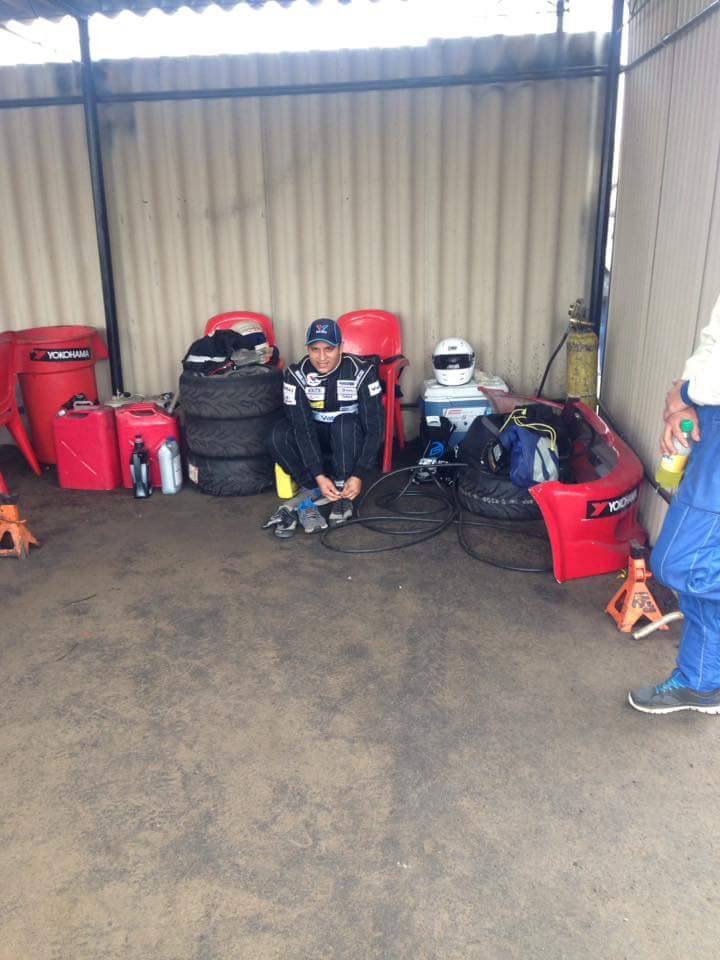 JimmyGutierre87's tweet photo. Preparándome para subir al auto. #Vamospormas #JimmyGutierrez https://t.co/77AP5ZCup5