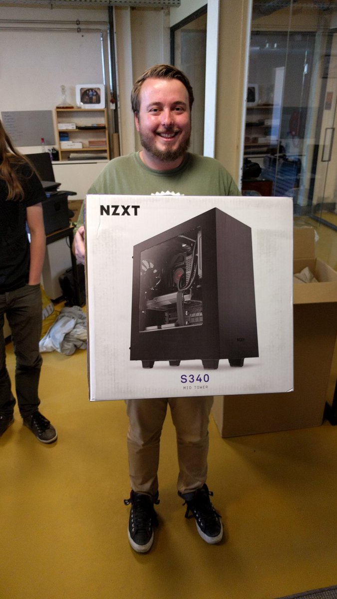 TheCodeCrewNL's tweet image. Rob @Tijdlab1 is zojuist vader geworden. Kijk 'm blij zijn! 😁