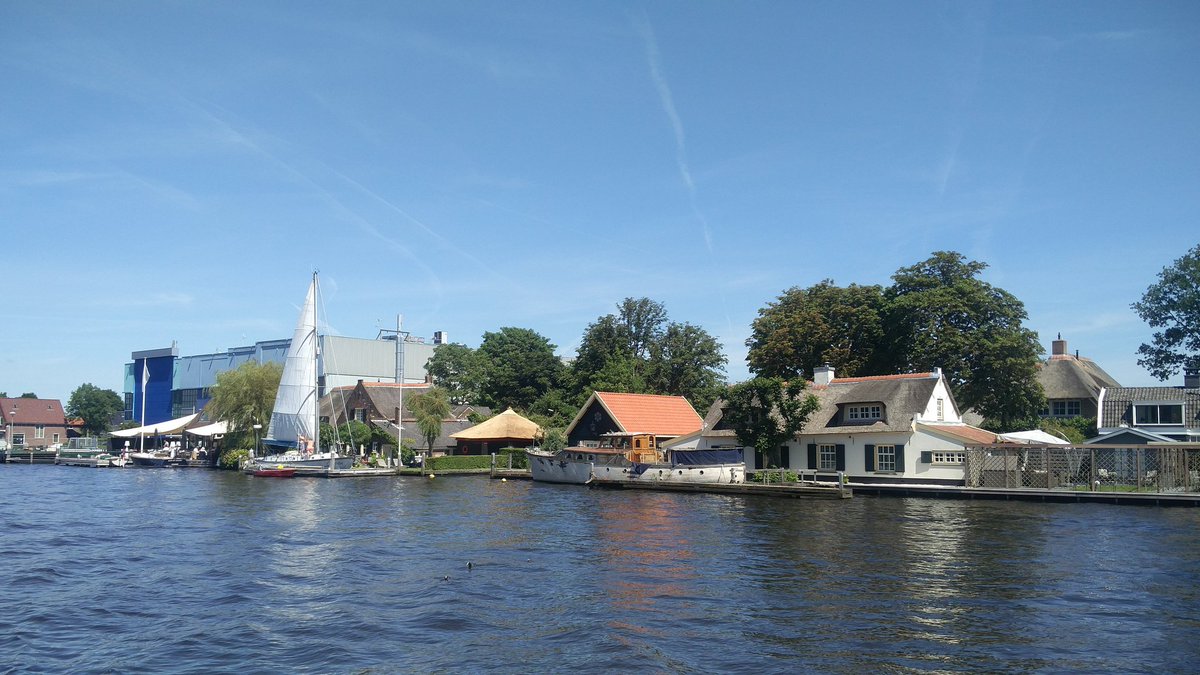 baaslisa's tweet photo. Mooie huisjes langs de Kagerplassen. Eentje ook verstopt achter het zeilbootje. #vaarmee https://t.co/PHnzywSFre
